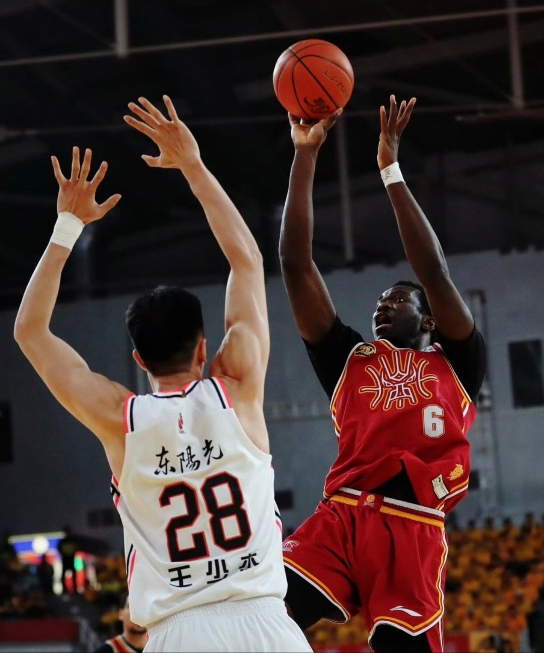 九游游戏中心网页版CBA常规赛加时末段走向成谜，广州队篮板制胜，震撼外界，临场指挥获称赞的简单介绍